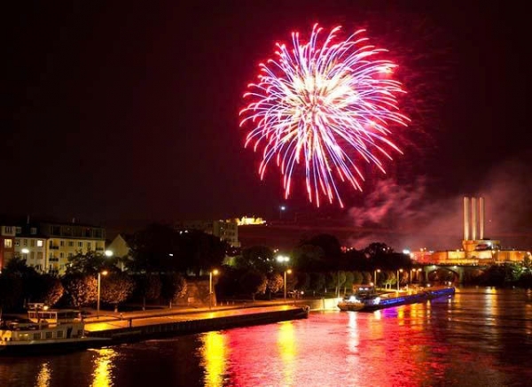 TIỆC TỐI DU THUYỀN – NGẮM PHÁO HOA & TRÌNH DIỄN DRON LIGHT TẠI LỄ HỘI VĂN HÓA SÔNG NƯỚC