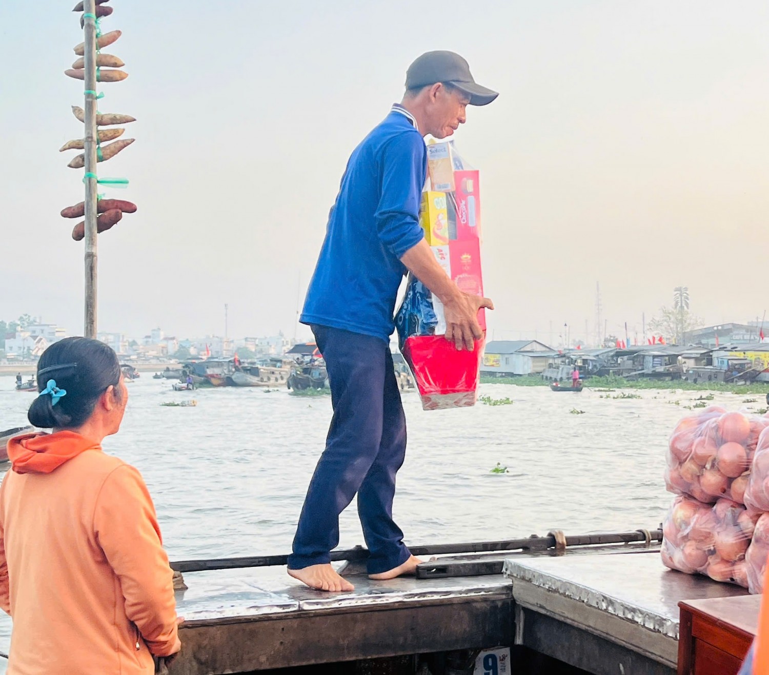 Nụ cười của người thương hồ khi nhận được quà Tết