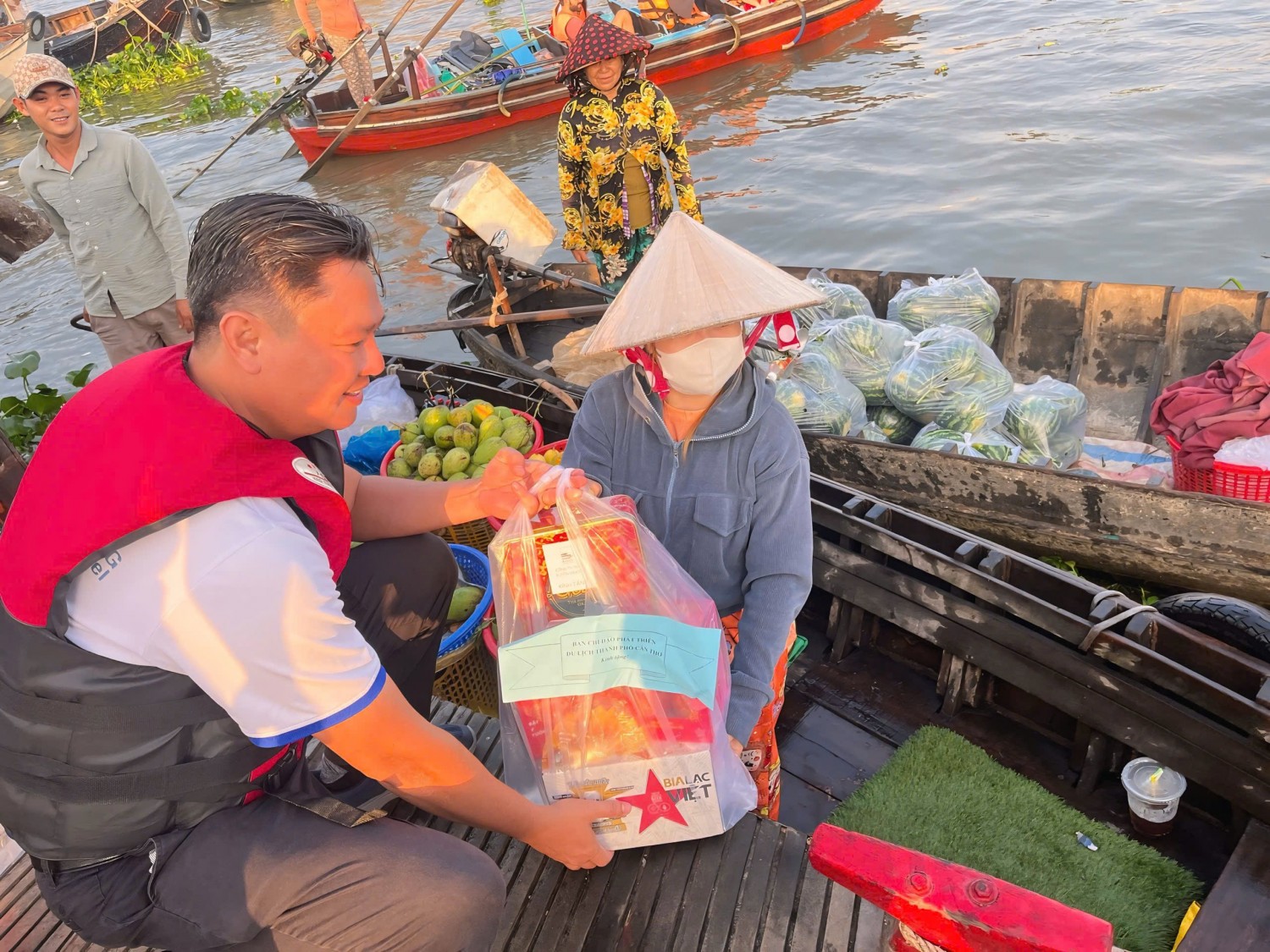 Đất Chín Rồng Travel tặng quà cho bà con thương hồ